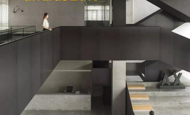 关于Dezeen Awards
Dezeen Awards是由世界最知名、影响力最大的建筑室内设计网站Dezeen设立的年度奖项,2018年首届Dezeen Awards,主办方就收到了来自91个国家的3689个参赛作品,成为世界上规模最大,最国际化的建筑和设计奖项之一。致力于表彰世界最优秀的建筑、室内和产品项目,以及创造卓越作品的设计公司、独立建筑师和设计师。Dezeen Awards将成为评判国际优秀设计的标杆和表彰全球建筑师和设计师的最高荣誉。
网址:www.dezeen.com/awards
What is Dezeen Awards
Dezeen Awards is annual awards programme established by Dezeen which is the world’s most famous and influential interior design website. The first Dezeen Awards 2018 received 3689 entries from 91 different countries, become one of the largest and most international architectural and design awards in the world. It identifies the world's best architecture, interiors and design, as well as the studios and the individual architects and designers producing the most outstanding work. Dezeen Awards is the benchmark for international design excellence and the ultimate accolade for architects and designers everywhere.
URL: www.dezeen.com/awards
