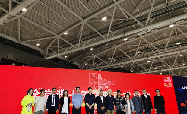 当数百位嘉宾走上舞台，他们领取的不是一种奖项，而是一种来自金堂奖的致敬，来自中国设计界的致敬！