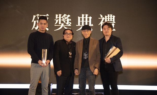 川十设计 彭星玮 设计总监在作品《光影的盒子》中，以意想不到的细腻手法组合多样建材，于卸除实牆隔阂的玻璃场景中，运用自然光影重新演绎质材之美，因而获得评审青睐，获颁临时空间类「铜奖」！典礼后亦于第一时间，于粉专发表感言道：「《光影的盒子》不再把我们侷限在传统室内，也带领我们站上这荣耀的舞台，我们会更加的努力，不断精进完成更多令人感动的案子！」