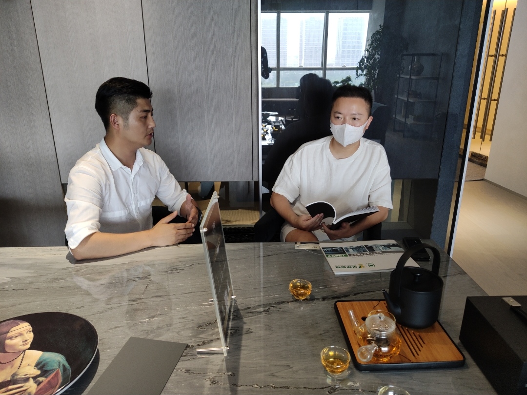 8月6日14:00，V网站-CLUB 携金桥地板、欧雅壁纸窗帘、富美家、赛罗克、美生雅素丽瓷砖、千玉琉璃、亿丰兆远进口瓷砖岩板等知名品牌厂家，前往和易国际室内设计事务所专场，拜访设计总监张浦枫，并对设计团队进行产品设计应用上的技术说明、互动讨论。

“设计选材课堂”是V网站的线下活动，做为服务V网站会员设计师和厂商用户的桥梁，每周举行。