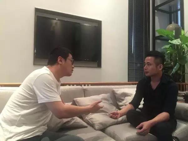 图为吴文粒先生接受朱谦知先生采访