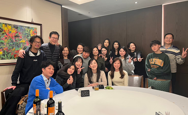 （图）简兆芝设计师及简兆芝室内设计团队

省思管理制度 巩固公司营运

「自我专业的反思不只是设计师突破自己的方式，更是所有人进步的基础。」涉足业界多年的经历，让简兆芝设计师深知内省的重要性。反省自我这件事用说的固然轻鬆，实际上不仅意味着需坦然承认自己的过失、错误，还必须自根本挖掘问题起因才能加以改进，因此，要彻底执行并不是件容易的事情。

「以我自己来说，过去一年来，我们正式成为中型规模的公司，这阵子处于内部调整期，营收因而相较去年有些微下降。我也体认到，经营公司不能用设计时的感性逻辑，而是要理性处理事务。」简设计师回顾去年至今的营运状况，如此坦言，但她话锋一转，认为更应该趁部门甫建的期间，奠下清楚的行事SOP，进一步让简兆芝设计未来的经营能顺遂成长。