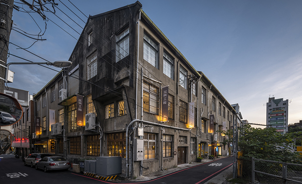 「倘若有人问我为《富兴工厂1962》耗费这麽多时间、金钱跟心力值不值得，我会说——它带来的迴响，远超过我的预期。」曾一度荒凉的盛香堂復兴厂，藉由 清筑设计 许清皓 设计总监 之手，成为洋溢活力的《富兴工厂1962》，以室内设计师身份忙碌之馀，斜槓担任品牌主理人的许总监，背后是对老房子的无尽热忱，相信凭着这份情感，未来我们必能看见更多清筑设计的精彩作品！
