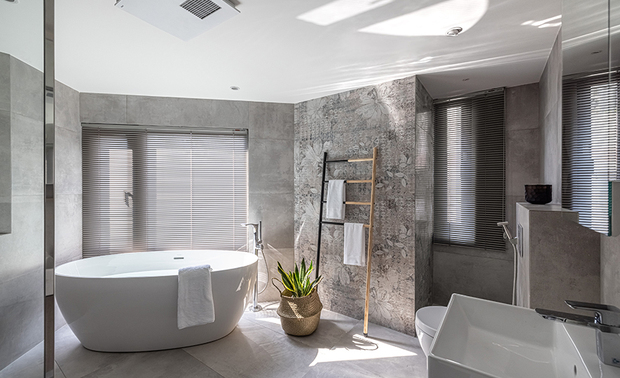主卧卫浴
Master bathroom

灰质的卫浴间，根据机能需求，做出突出牆体，便于收纳利用；部分牆面使用古色古香的义大利进口磁砖，增添异国情调。

We carefully design the gray-tone bathroom wall of uneven pattern for placing bathing items, which skillfully meet the functional requirement. And stick partial walls with antique tiles imported from Italy to add an exotic charm.