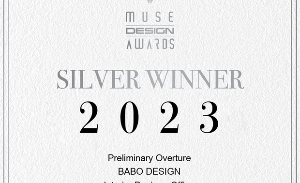 本文由OPEN编辑部撰写

MUSE Design Awards由历史悠久的国际奖项协会International Awards Associates（IAA）主办，以发掘全球设计缪思为宗旨，为建筑、室内、时尚等领域提供全面的发光舞台，每年严格的评分标准，吸引国际知名品牌与设计师争相参与。

2023年MUSE Design Awards共收到来自一百零八个国家、超过七万五千份的参赛作品，并由逾两百位专业评审进行遴选，可谓最具影响力的国际奖项之一，而IAA发言人Thomas Brandt指出，「于2023年MUSE大赛胜出的获奖作品，其精緻程度与作品的完成度及深度，皆象徵着创意及设计行业的最佳表现。」他补充说：「IAA讚扬所有参赛者对工艺的奉献，并希望他们不断用热情进一步扩大创造力和设计的极限。」

活用轻柔的桃红雪纺纱，八宝空间美学 于商空作品《柚子花花》中，呈递漫游花林中的绮丽美景，巧搭柔润木质窗框，形构归宅就餐的温馨氛围；商办作品《浅嚐》则以灰白色及木纹为基调，缀搭植栽的点点绿意，营造清爽自适的北欧风韵，独特而精美的两件杰作惊豔众人，分别夺得2023 MUSE Design Awards「金奖」、「银奖」荣誉！
