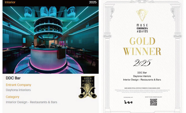 本文由OPEN编辑部撰写
MUSE Design Awards由历史悠久的国际奖项协会International Awards Associates(IAA)主办,以发掘全球设计缪思为宗旨,为建筑、室内、时尚等领域提供全面的发光舞台,每年严格的评分标准,吸引国际知名品牌与设计师争相参与。
2025年MUSE Design Awards共收到来自一百二十二个国家、超过十万份的参赛作品,并由逾两百位专业评审进行遴选,可谓最具影响力的国际奖项之一,而IAA发言人Thomas Brandt指出,「于2025年MUSE大赛胜出的获奖作品,其精緻程度与作品的完成度及深度,皆象徵着创意及设计行业的最佳表现。」他补充说:「IAA讚扬所有参赛者对工艺的奉献,并希望他们不断用热情进一步扩大创造力和设计的极限。」
帝特设计 品牌总监 赵国豪、设计总监 杨翊 巧运光影,令《DDC酒吧》白日充盈日式灯笼及软膜灯的温煦柔光,夜晚则洒落可变色灯带和线型光束的斑烂色彩,昼夜分别展现质朴和风与俐落科技两种迥异氛围,独具匠心的吸睛设计受众评审青睐,喜获2025 MUSE Design Awards「金奖」讚誉!