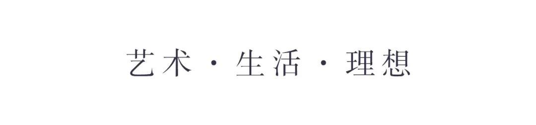 绿草如茵的小球场、锦鲤游弋的活水池、湛蓝清澈的游泳池、葱茏蓊郁的绿树墙......在绿意荟萃的自然环境中，矗立着一座三层高的独栋别墅。