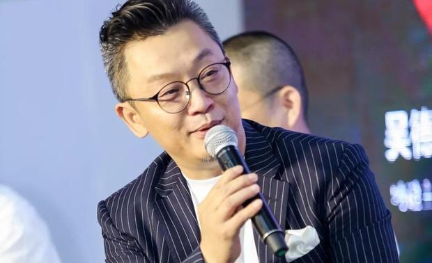 ▲陈武：刚才说的是多重身份，美学是设计的支撑点。通过实践上我们拿的是一种经验，怎么样站在投资者的角度看你设计的项目，有的刚才说得很好，但我带一个问题，这个老板是出于什么态度投资因为很多东西是没有逻辑性的。设计师一定要把商业逻辑了解清楚之后用美学做包装，然后做整个的店面形象，我认为应该是这样的。

