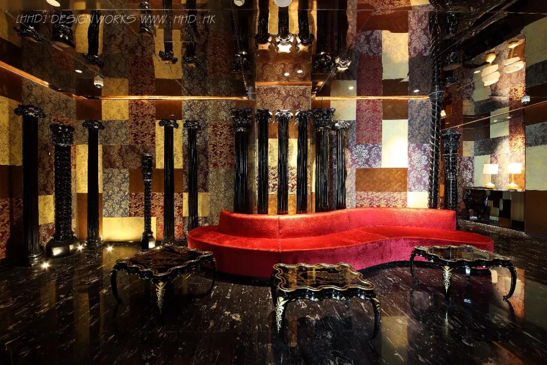 源于酒店与商业空间的多年设计经验，HHD深圳假日东方室内设计有限公司、香港假日东方国际设计顾问有限公司的主创设计师洪忠轩总结出了一套极具特色的个人设计理论——《洪忠轩情景空间设计理论》，并将“设计有表情，有温度，有故事的情景体验空间”作为理论核心，随着这套理论内容的不断丰富和完善，更成为HHD深圳假日东方设计整个企业的设计理念与准则。