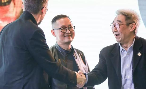 吴家骅教授通过国内外一组组不同的城市人口分布数据分析，认为人口、土地、资本综合实力是决定未来城市的核心。认为不能以“数量”来作为标准，更需要“质量”来达成目标。同时他希望，在未来，中意两国能够在城市设计上有更加深入的合作，达到“东学西建”的影响力，把中国设计师的创造性激发出来。