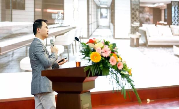 杨焕生先生讲到，做设计时要注意尊重材料的独特性，学会融合各种材料会达到很好的效果。设计师需要有趣一些，对生活保持好奇心，去发现一个城市的纹理并加以运用，敢于实验。大胆寻找记忆中有趣的点，再巧妙运用在你想传达的空间氛围中。设计师应该对作品里的所有元素负责，以求设计的完整性。