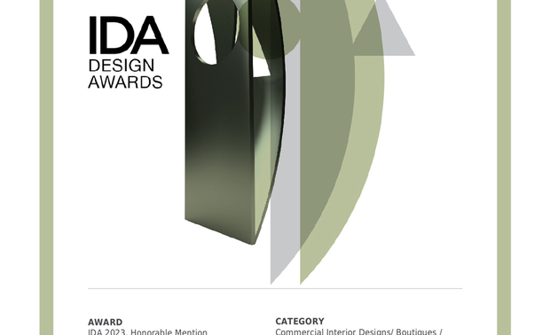 本文由OPEN编辑部撰写

美国IDA 国际设计大奖（International Design Awards），旨在表彰「设立新标准」与「突破室内设计界限」、「改变人们生活和工作空间」的优秀设计师及团队。以创新性、实用性和发展性等多种面向为评选标准，发掘建筑、室内设计、产品设计、平面设计和时尚方面的新兴人才，每年吸引来自数十个国家的顶尖设计者，竞相角逐此项权威大奖！

太空舱般的银白空间划过一抹鲜红，御坊室内设计 张博昱 设计总监 结合机车精品的品牌形象，运用线灯、铁件及流线造型打造具速度感的特色商空《劲速极境》，完美融合商品和空间的设计，令本届赛事评审留下深刻印象，获颁「Honorable Mention」荣誉，打响国际知名度！
