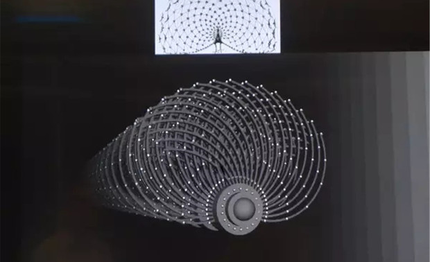 ▲图为：入户图为入户处的孔雀机械装置

实际上大家看到的无数只孔雀都是由镜面反射形成的。