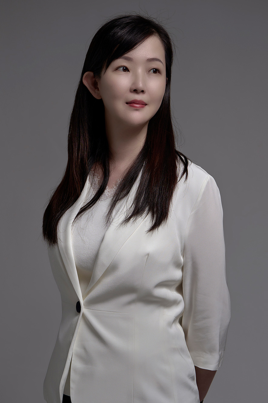 简兆芝 主持设计师(建筑师)
简兆芝 /Kathy
学历
国立交通大学建筑研究所 设计组硕士
经历
皓宇工程顾问股份有限公司 建筑暨都市设计组-副理
固特室内设计工程有限公司-专案设计师
欣汉设计工程有限公司-主设计师
实力文教机构 建筑师班-讲师
台北科技大学 非学分班-兼任讲师
兰阳技术学院-兼任讲师
西安贾孝远建筑师事务所-室内设计部经理
大器设计-部门经理
公司宗旨
简兆芝室内装修设计股份有限公司,尝试探寻「人」与「空间」的融合及对话。「空间」是一个装置的机构,这个机构含括了种种静态与动态的行为,「设计」为了各种静态及动态的行为,进行量身订製规划、配置,进而使其达到合理的安排及使用化,在这个过程中包含了区隔、动线、配置预算,以上这归属于机能性的部份,在设计上我们必需呈现生命力,更精准的是说让它可以带出其本质的灵魂,充满其中。
设计理念
顺应空间场域的自然特性、使用者的活动状况、构造方式而决定其空间设计定位;希望从其空间视觉上表现出内外张力的互动,及空间质量与色彩的平衡,将空间呈现出互相交错及延伸之特性;可融合出使用者与其空间之个人化独特空间氛围, 希望扬弃僵化的空间区分之边际线,运用简洁创新的手法,来定义空间本身的生命力,脱茧出传统空间界线定义的束缚;不遵守传统对称设计的手法,端视使用者需求及平衡设计之手法来呈现空间效果。
获奖经历
2024 美国 Muse Design Award《和光润月》《柔漫蕴生》- 金奖
2023 美国 International Design Awards《和光润月》- Honorable Mention
2023 英国 Outstanding Property Award London《柔漫蕴生》《和光润月》- Double Winner
2023 中国 亚太室内设计菁英邀请赛《和光润月》- 餐饮空间类 大奖
2023 中国 亚太室内设计菁英邀请赛《璞石琢辉》- 住宅空间类 大奖
2022-2023 中国 室内设计年度封面人物
2022 美国 International Design Awards《漫飨和食》- Honorable Mention
2022 英国 Outstanding Property Award London《璞石琢辉》- Winner
2022 美国 Muse Design Award《璞石琢辉》- 金奖
2022 美国 Muse Design Award《漫飨和食》- 银奖
2022 法国 Novum Design Award《煦光蕴玉》- Silver Winner
2022 德国 iF设计大奖《煦光蕴玉》- iF Award
2021 中国 金堂奖 - 年度杰出公共空间设计《煦光蕴玉》
2021 杜拜 设计大赛《煦光蕴玉》- 商业空间 铜奖
2021 台湾 华人金创奖《煦光蕴玉》- 医疗院所类 银奖
2021 英国 Outstanding Property Award London《舞花绽艺》《煦光蕴玉》- Double Winner
2021 中国 亚太室内设计菁英邀请赛《煦光蕴玉》- 商业空间类 大奖
2021 中国 亚太室内设计菁英邀请赛《酌艺》- 佳作奖
2021 美国 Muse Design Award《舞花绽艺》《煦光蕴玉》- 双金奖
2021 中国 地产设计大奖《墨艺藏金》- 优秀奖
2021 法国 Novum Design Award《舞花绽艺》- Silver Winner
2021 韩国 K-Design Award《酌艺》- Finalist
2020 中国 Design Focus 国际空间设计大奖 荣获 年度设计行业菁英人物
2020 中国 金堂奖《墨艺藏金》入围
2020-2021 中国 室内设计年度封面人物
2020 英国 Outstanding Property Award London《墨艺藏金》- Honorable Mention
2020 中国 亚太室内设计菁英邀请赛《墨艺藏金》- 住宅空间类 佳作奖
2020 杜拜 国际专业室内设计大赛《墨艺藏金》- 住宅空间类 铜奖
2020 法国 MAISON&OBJET Design Award《墨艺藏金》入围
2020 美国 MUSE Design Awards《墨艺藏金》《磐石雅居》- 金奖
2020 中国 金外滩奖《Deloitte Taiwan》- 最佳办公空间 优秀奖
2019-2020 地产设计大奖.中国《Deloitte Taiwan》- 优秀奖
2020 台湾 华人金创奖《墨艺藏金》- 佳作奖
2020 法国 NOVUM DESIGN AWARD《磐石雅居》- 银奖
2020 德国 German Design Award《Deloitte Taiwan》- Winner
2019 中国 金堂奖《Deloitte Taiwan》入围作品
2019 英国 Outstanding Property Award London《Deloitte Taiwan》- Winner
2019 英国 Outstanding Property Award London《幽岸岩光》- Winner
2019 美国 International Design Awards《幽岸岩光》- Honorable Mention
2019 美国 Muse Design Award《幽岸岩光》- 金奖
2019 义大利 A' Design Award and Competition《Deloitte Taiwan》- 银奖
2019 杜拜 DUBAI Competition《Deloitte Taiwan》《幽岸岩光》- 双银奖
2019 中国 M+高端室内设计大赛《幽岸岩光》年度影响力TOP100
2019 中国 亚太室内设计精英邀请赛《Deloitte Taiwan》- 大奖《幽岸岩光》- 荣誉提名奖
2019 美国《interior Design》中文版 1989-2019 全国百名优秀室内建筑师
2019 台湾 华人金创奖《Deloitte Taiwan》- 优良作品《幽岸岩光》- 入围
2019 美国 SPARK Spaces Design Awards《Deloitte Taiwan》- Finalist
金奖作品《和光润月》