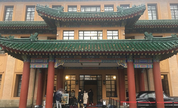 黄色墙体，红色立柱，顶覆绿色琉璃瓦坐落在山顶。整座建筑在林木茂盛的东郊显得富丽堂皇。