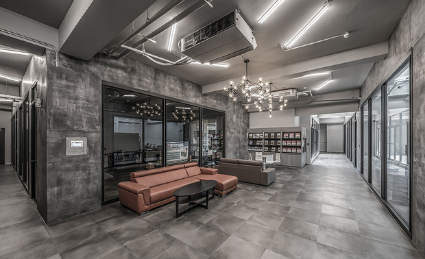 
实验室休息区
Professional laboratory

实验室外牆，施作花纹变化丰富的矿物漆，予人充满创造力的意象感受；外部走道设有摆放公司DM的柜体，以及皮革沙发，作为参访贵宾的临时休憩区。

We coat the exterior wall of the laboratory with textured mineral paint skillfully effect a talented, creative image through vivid patterns. And, on one side of the corridor, we arrange sling bookcases to display the company's flyers and catalogs. Moreover, attentively place a set of leather sofas for the visiting VIPs to sit down for a while.

项目资讯

案名：蓦色香沉
项目类型：办公空间
项目地址：台湾南部
设计团队：咏絮设计
项目坪数：530坪
主要建材：实木贴皮、铁件烤漆、人造石、大理石、义大利特殊涂料

咏絮室内设计
电话：+886-6-2588828
地址：台南市中华西路二段851巷117弄5号
信箱：ys66040919@gmail.com
网址：http://0988080181.com

OPEN Design动能开启传媒：http://www.openworld.tv/talk/