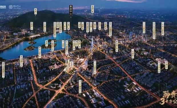 
在地理位置上，鼓楼更是坐拥南京主脉黄金岸线，紫金山、明城墙等金陵名胜环伺周边，山、水、城、林、浑然一体，蔚为壮观。站立在海珀紫金之上俯瞰南京，曾经为皇家专属私享的玄武湖公园映入窗景；仿佛镶嵌在城市中心绿钻一般的西流湾公园，集合大型水幕、逾万方湖景、少年宫等丰盛业态，零距离成为海珀私家级公园风景。