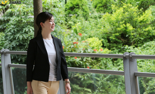 简兆芝 主持设计师(建筑师)
简兆芝 /Kathy
学历
国立交通大学建筑研究所 设计组硕士
经历
皓宇工程顾问股份有限公司 建筑暨都市设计组-副理
固特室内设计工程有限公司-专案设计师
欣汉设计工程有限公司-主设计师
实力文教机构 建筑师班-讲师
台北科技大学 非学分班-兼任讲师
兰阳技术学院-兼任讲师
西安贾孝远建筑师事务所-室内设计部经理
大器设计-部门经理
陈廷杰建筑师事务所-室内设计总监
公司宗旨
简兆芝室内装俢设计有限公司,尝试探寻「人」与「空间」的融合及对话。「空间」是一个装置的机构,这个机构含括了种种静态与动态的行为,「设计」为了各种静态及动态的行为,进行量身订製规划、配置,进而使其达到合理的安排及使用化,在这个过程中包含了区隔、动线、配置预算,以上这归属于机能性的部份,在设计上我们必需呈现生命力,更精准的是说让它可以带出其本质的灵魂,充满其中。
设计理念
顺应空间场域的自然特性、使用者的活动状况、构造方式而决定其空间设计定位;希望从其空间视觉上表现出内外张力的互动,及空间质量与色彩的平衡,将空间呈现出互相交错及延伸之特性;可融合出使用者与其空间之个人化独特空间氛围,希望扬弃僵化的空间区分之边际线,运用简洁创新的手法,来定义空间本身的生命力,脱茧出传统空间界线定义的束缚;不遵守传统对称设计的手法,端视使用者需求及平衡设计之手法来呈现空间效果。
获奖纪录
2020 中国 Design Focus 国际空间设计大奖 荣获 年度设计行业菁英人物
2020 中国 金堂奖《墨艺藏金》入围作品
2020-2021 中国 室内设计年度封面人物
2020 杜拜 国际专业室内设计大赛《墨艺藏金》住宅空间类 铜奖
2020 法国 MAISON&OBJET Design Award《墨艺藏金》入围
2020 美国 MUSE Design Awards《墨艺藏金》《磐石雅居》金奖
2020 中国 金外滩奖《Deloitte Taiwan》最佳办公空间 优秀奖
2019-2020 地产设计大奖.中国《Deloitte Taiwan》优秀奖
2020 法国 NOVUM DESIGN AWARD《磐石雅居》银奖
2020 德国 German Design Award《Deloitte Taiwan》Winner
2019 中国 金堂奖《Deloitte Taiwan》入围作品
2019 英国 Outstanding Property Award London《Deloitte Taiwan》Winner
2019 英国 Outstanding Property Award London《幽岸岩光》Winner
2019 美国 International Design Awards《幽岸岩光》Honorable Mention
2019 美国 Muse Design Award《幽岸岩光》金奖
2019 义大利 A' Design Award and Competition《Deloitte Taiwan》银奖
2019 杜拜 DUBAI Competition《Deloitte Taiwan》《幽岸岩光》双银奖
2019 中国 M+高端室内设计大赛《幽岸岩光》年度影响力TOP100
2019 中国 亚太室内设计精英邀请赛《Deloitte Taiwan》大奖《幽岸岩光》荣誉提名奖
2019 美国《interior Design》中文版 1989-2019 全国百名优秀室内建筑师
2019 台湾 华人金创奖《Deloitte Taiwan》优良作品《幽岸岩光》入围作品
2019 美国 SPARK Spaces Design Awards《Deloitte Taiwan》Finalist
入围作品《酌艺》