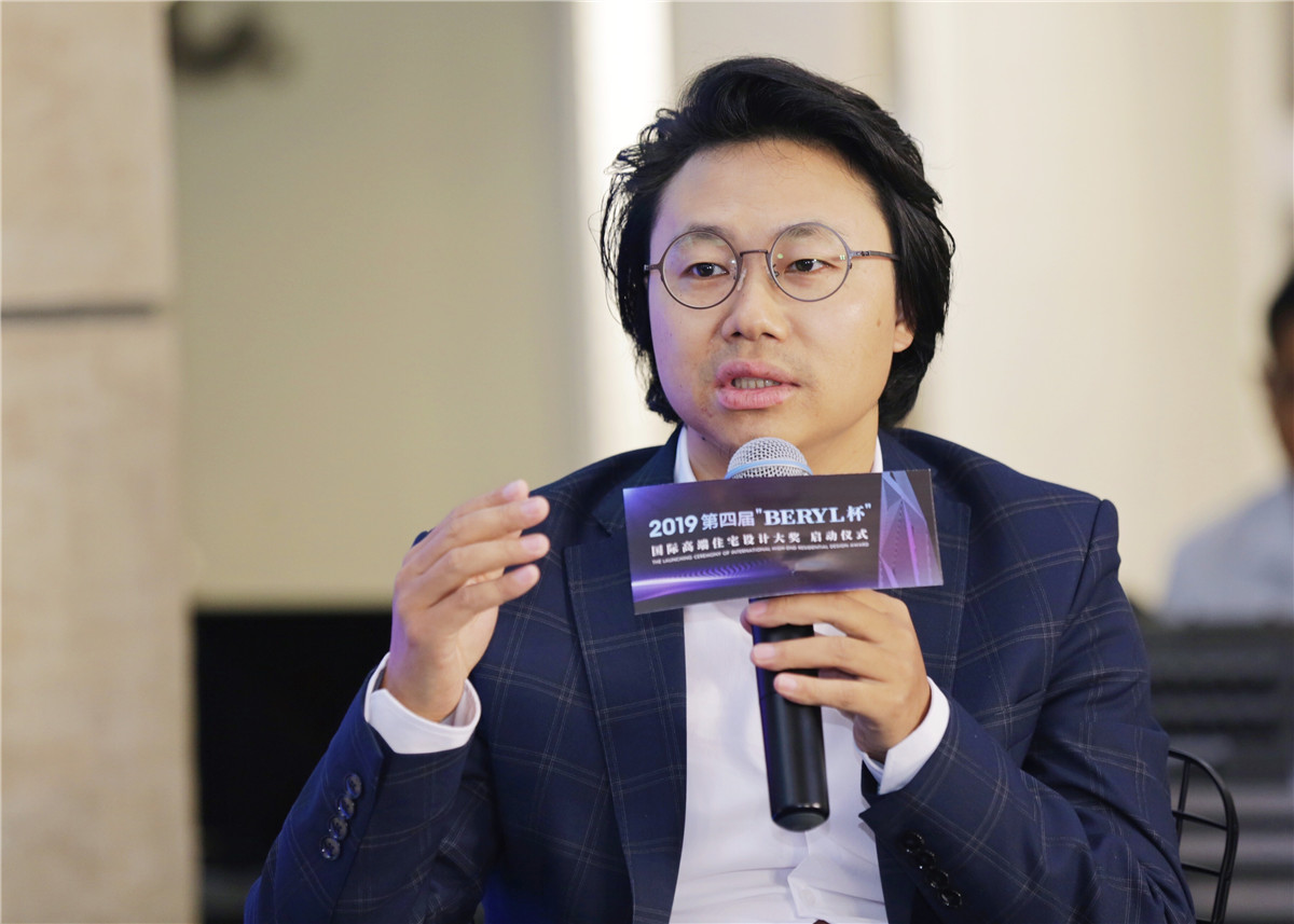 张泽雄：原创力量是设计师的一种情怀。听相教授和邹老师二位的分享很有感触，当下浮躁的环境，往往忙起来就忘了初心，但设计师内心的激情不应该被磨灭。做高端住宅一定要有匠心，“匠”是设计师的专业态度和能力，“心”指的是设计要高度契合业主的需求，高端住宅是高端酒店的硬件水平和“家”文化的完美融合。