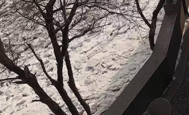 “食屋”项目前身作为餐厅功能对外营业，其建筑样式为典型七八十年代复古建筑风格，项目所在地理位置相对优越，视野开阔，窗外直面无边海景。该项目业主委托的主要期许是对建筑外观重新进行修整和提炼，建筑应结合新的功能要求，对周边环境有所回应，做到室内外行成统一的气质，让建筑更好地融入到环境中。
计师首先从建筑内外动线着手展开设计，坚信设计是为了让人更好地使用产品本身，所以对建筑内外的动线梳理便是首要解决的问题。原本直冲大马路的入口大台阶将被清除并且设置在建筑的西侧，拾级而上，两侧对称分布的石狮为入口增添了不少趣味和仪式感。在户外阳台动线的增建过程中设计者尽量避开场地现有的植物景观，正因如此，建筑平面轮廓的形态多了一份“自然而然”的场地归属感。经重新改造后以灰白色系为主的建筑外观，以及建筑体量的梯形趋势展开，使得建筑与周边景观融为一体，相得益彰。
“食屋”定位为私人会所，供主人和亲友在此聚会用途，并不考虑对外商业用途。所以无需刻意去让室内装饰迎合众人口味，这也为设计者提供了一个相对自由的空间来进行“过程式”的创作和自我情绪彻底的释放。当然，基于设计者足够扎实的实践功力，一切却似乎尽在掌控之中。