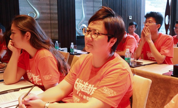 擁有精準的設計整合力與極致技法，且屢次在國際設計大獎中取得亮眼成績的 京璽國際 周讌如，此次於「大師選助手」設計新銳選拔賽裡擔當夢想導師成員之一，以豐厚的專業知識闡述空間設計內蘊藏的核心價值，周讌如在比賽過程中展現十足名師風範，一起與選手們燃起設計對話之沸點。