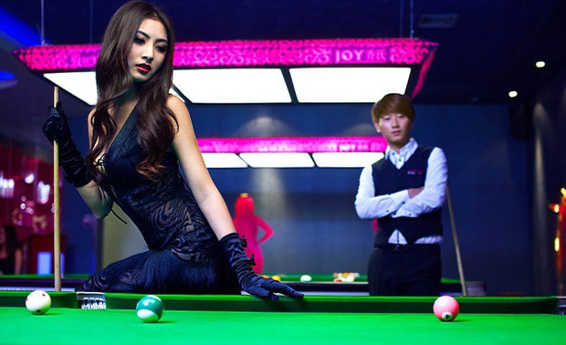 ▲本图为示意图，来源于网络

以桌球俱乐部为主体的场所过于凸显桌球运动，虽然是宋先生的爱好，但并不完全符合市场，尤其是时尚人士的需求。这也违背了宋先生做一间时尚的聚会场所的思路。

而年轻人代表着市场的新兴力量，他们更需要个性化的体验场所。并且项目地处广州最核心的商业区珠江新城，运营成本较高。如果更多是为了兴趣的话，在商业方面不是最经济的构想。

所以黄永才在设计的商业结构层面帮助宋先生做出了大胆的商业模式调整——以桌球为主题，定位为以桌球为主题配以室内飞镖运动的主题酒吧。一言以蔽之，打造广州最时尚的主题酒吧。
