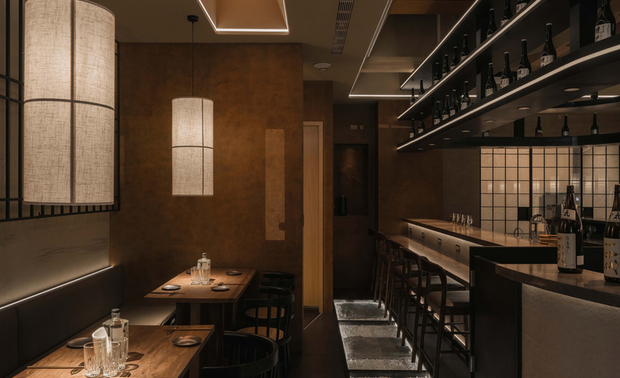 ▲吧台两侧用餐区域皆挑高天花板，由阶梯造型次第向两侧延展，线性灯带佐搭日式灯笼在空中交织出光影层次。原木方桌搭配黑色藤编座椅彰显质朴自然，每张餐桌上方悬挂的特製吊灯，以和纸工艺为造型灵感，柔光透过纸面轻轻流淌，底部暗藏的投射灯又将温润光晕洒落餐桌，兼具和风美感与实用性。

赵国豪·杨翊
帝特室内装修有限公司
电话：09-798-65827
地址：高雄市新兴区中正二路162号5楼
信箱：daytona19852021@gmail.com

OPEN Design动能开启传媒：https://www.openworld.tv/
