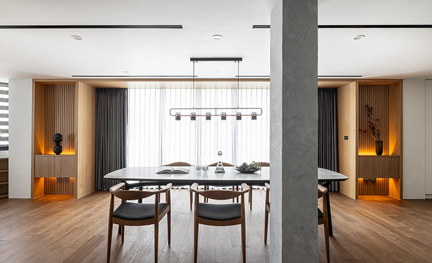 （图）家宅作品《透・景》将各楼层隔间拆除，再透过设计融入屋主喜爱的风格元素，打造出自在舒适的绝美宅邸。

亦步亦趋 找寻方向

从建筑、家具、产品再到室内设计，综观George的人生与职涯轨迹，「设计」显得鲜明而重要，他却坦言：「我花了许多时间找寻自己的方向。」大学时期选择攻读建筑设计，但天生对数字和法规不在行的他，愈读愈辛苦，逐渐对自己的选择感到茫然，忆起彼时，他只说：「当时我告诉自己再也不碰设计，因为太累了。」

跟随着大家的脚步，毕了业、当完兵，准备踏入职场前，才发现自己什麽都不会，「用这种状态去工作，有点心虚。」他讪讪地说；面对现实与未来的冲击，他开始思考自己下一步该怎麽做，「那个年代很流行游学，我就想出国看看，而之所以选择去纽约，是因为那裡有来自世界各地的人、无限的可能。」带着忐忑、好奇的心，George准备迎来人生一大转捩点⋯⋯

