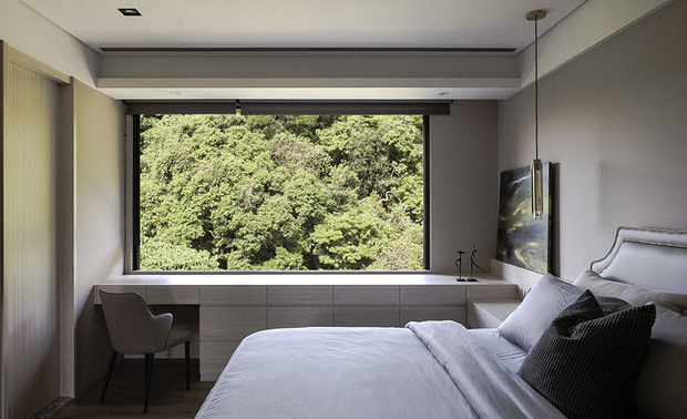 主卧
The master bedroom
配合窗外彩度较为浓重的绿景,主卧软装多採清浅的大地色系,与之连结呼应;为使整体动线宽敞,单椅靠牆摆放,其前方桌面向上掀开为化妆镜,平时盖起则可作为书桌,以单纯的家具佈置满足多元起居需求。
Adopt the plain earth color scheme to configure the furnishings of the master bedroom, which set off the breathtaking greenery outside the window. Lay a single chair beside the wall to create spacious flow, and inlaid a mirror inside the front desktop to serve as a make-up mirror, other uses as a desk in the regular days, skillfully meet a variety of living demands via the casual layout.
项目资讯
案名:酌艺
项目类型:标准格局
项目地址:台湾台北
设计团队:简兆芝室内设计
项目坪数:30坪
主要建材:大理石、铁件、薄石板、金属波音软片、喷漆、超耐磨木地板
本文由OPEN编辑部撰写
简兆芝
简兆芝室内装修设计有限公司 主持设计师(建筑师)
电话:+886-2-2500-0653
地址:台北市中山区民生东路三段17号2楼
网址:http://inkdesignspace.com/
OPEN Design 动能开启传媒:http://www.openworld.tv/talk/