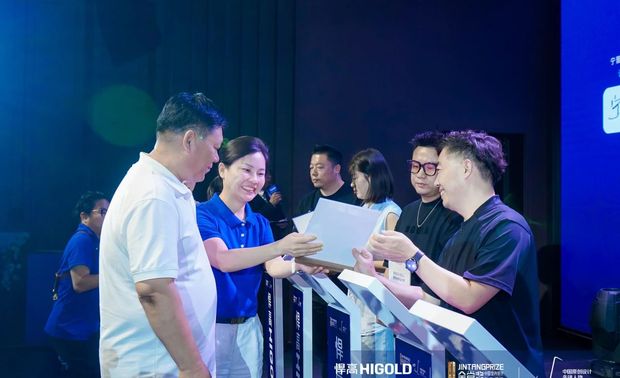 活动现场还隆重举办了悍高厨卫原创馆设计合伙人暨“中国原创设计先锋人物榜”推荐候榜设计师签约仪式，广邀金堂奖组委会代表、悍高集团代表、邢台室内设计领袖代表三方登台签约，携手赋能邢台原创设计，让邢台设计走向中国，让中国设计走向世界。

现场登台签约的嘉宾们包括：

悍高邢台厨卫原创馆总经理 卢玉甫
悍高集团厨卫事业部国内营销总监 叶丽
金堂奖首席运营总监 黄小灵
大齐设计/蓝调设计 设计总监 齐涛
三叶鸟装饰设计 设计总监 徐继涛
方图工程设计 设计总监 崔世伟
品呈建筑装饰 设计总监 刘邵华
凡木设计 设计总监 李延龙
红树林装饰 设计总监 潘凯
邢台本土空间 设计总监 许莎莎
云凡装饰 设计总监 王延静
宁晋业之峰装饰 设计总监 宁德福
荣尚建筑装饰 设计总蓝 李晓明