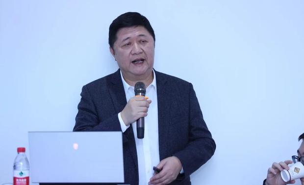 讲堂正式开始前,先由厦门达通置地科技公司董事长卢宏滨来分享,一个合格的豪宅智能系统是由哪些部分组成。作为一家已经有15年行业资深经历的智能影音集成商,卢宏滨认为,构建一个好的智能系统除了产品之外,更重要的是集成商的能力和经验,专业程度和服务能力都是核心竞争力的关键。
厦门达通置地科技有限公司,简称“达通智能”,是一家“高端、专业、高效、靠谱”的智能家居、影音娱乐的系统集成商。
主讲嘉宾分享▽