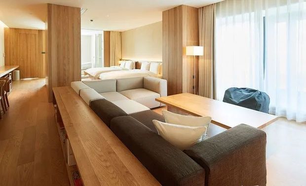 MUJI HOTEL BEIJING酒店
02
MUJI风的精髓是什么?
要点一:暖色的主色调+
莫兰迪色的点缀色
MUJI风格以暖木色为主色调,并且会运用大面积的木饰面在吊顶、墙饰、地板、柜子等多个地方,强调素净、返璞归真的美好。
同时,要注意家具、地板、墙饰都要选用相近的原木色系。
点缀色都是采用饱和度非常低的莫兰迪色,柔和温润,突出质感,在视觉上不扎眼,表现空间禅意虚无的概念意境。