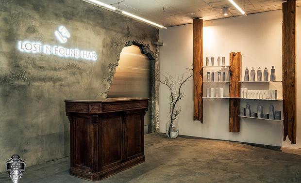 ▲接待区以带历史氛围的古董柜檯,营造温润视感,一旁的展售层架,也以木材馀料回收再利用,衔接场域语彙,搭佐枯木妆点,形构自然艺术端景。