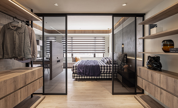 
次卧
Secondary Bedroom

孝亲房选用可调光窗帘，减少日照对睡眠的影响，予以长辈们良好的休息品质，预留给孩子的卧房则施作活泼的浅绿漆料，床尾规划充足的收纳空间，存放私人物品与玩具，保持房内整洁有序。

Adjustable blinds effectively reduce lighting hazards to sleep and present a high quality of rest. The light green walls preserve a vivid vibe for the future kids' bedrooms. In addition, a full-wall shelving design provides abundant storage that helps organize personal effects and toys.

项目资讯

案名：山岚晨光
项目类型：别墅
项目地址：台湾新竹
设计团队：峥嵘设计
项目坪数：52.9坪
主要建材：实木皮、斯曼特漆、铁件、人造石、超耐磨地板、系统柜、铝框门、磁吸灯条、义大利进口薄砖

更多峥嵘优秀作品请看官网：http://cj-housedesign.com

廖峥・廖嵘
峥嵘设计股份有限公司
电话：03-6581782
地址：新竹县竹北市六家五路二段230号
信箱：info＠cj-housedesign.com

OPEN Design动能开启传媒：https://www.openworld.tv/