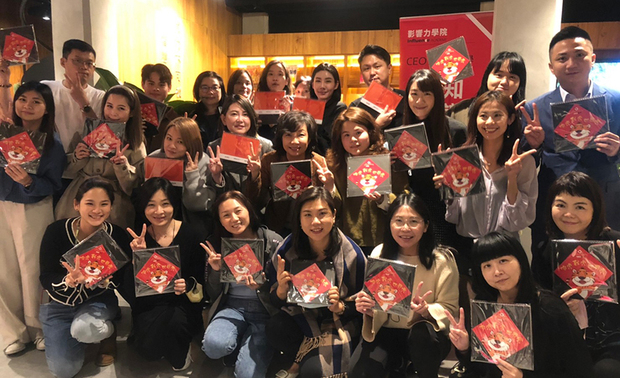 （图）「影响力品牌学院」不仅给予学员公关意识，也让每位学员如同朋友般相处。图为第二期学员预祝圣诞与新年的大合照。

Q：丁创办人曾开玩笑地说，自己未来的志愿是一路玩到挂，而陈总监于近几年有机会出国工作之际，皆在纽约、巴黎、米兰、新加坡、上海等地街头即兴舞，或有机会与黑人舞者在芝加哥比舞，两位皆在人生有着疯狂的事蹟，因此，想请您们分享何谓人生的意义？而又有什麽原因，以致领悟这个意义？

丁：人生意义这个题目好大，基本上每个人都有自己的特色，所以我们一定要尽力地寻找人生裡的热情所在，以及自己最擅长的那件事，然后把它做到极致，并实践完成其梦想；你要去思考，到这个世间，到底有哪裡可以跟别人不一样地方，有什麽特色、想要完成什麽，我觉得这才是人生的意义，要不然我们来这个世上走一遭，或许到最后什麽也没带走，但是你真正能留下的，就是你这个人的风范、理念、价值观，或是为社会做了什麽、完成自己什麽事情。

丁：此时，我在尝试过我的第三人生。我常常讲，第一人生其实就是求学、在探索事情的阶段，懵懵懂懂不知道自己要什麽，第二人生可能就是工作、结婚、生子，然后要满足很多社会期待的时候，而当走过这个最辛苦的路程后，我们到第三人生，慢慢离开职场，经历的感受跟体验会更多，你就会觉得我们以前都在为别人、为期待而活着，可是都有没有真正想过，我们是一个怎样的人，想要做怎麽样的人？有真正善待过自己吗？其实我们在工作时间，常常是委屈、压榨自己，然后尽量去完成很多需求，有工作、父母、小孩、家庭的，但都没有好好想过自己。

丁：现在可能我到了人生下半场，就有很多的体悟，觉得我们真的不必去讨好所有的人，尤其现在social media的年代，不管你做得多好，还是可能有一半的人讨厌你，一半的人喜欢你，那你何必把时间放在讨厌你的人的身上，我觉得你就好好去善待真正关心我们，以及喜欢我们的人，不要去理会讨厌你的人，反正横竖你怎样也讨好不了他们，这样一想，比较能够回归去做自己。

陈：我觉得丁老师讲得很好，这几年我有一些体悟，觉得人生可以很迷人，因为可以每天去反省、精进自己，然后在反省的节奏之中，理解对人生体悟是什麽；人生的价值其实是这样，「一个人有价值是来自别人对你的尊重，所以当我理解这件事情的时候，尽可能的去尊重别人，且一旦你被尊重，即便你可能是一个计程车司机，或是你今天是一个大老闆，都能于尊重的过程中，得到自己的价值，进而感觉快乐。」

陈：人生的意义会是我们把自己先照顾好，然后有那颗至善的心，你就有这个阳光可以去照亮别人，我觉得这个非常重要，因为的确不管说这个世代很乱，即便就是像最近的疫情，或是在这个资讯非常发达的时代，我觉得心要很平静，你才可以安定，今天主题非常明确，非常好，就是真善美，可是我觉得要追求人生的目标，追求真善美的时候，你的心要很静，才能真正把很pure（纯粹）的真善美发挥到极致。
