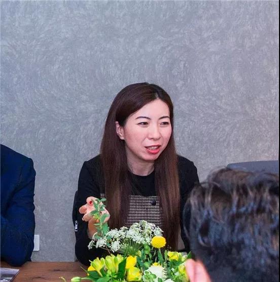 李莎莎作为一名有近20年设计资历的大宅别墅设计师，代表东易日盛，为本次活动带来众多精彩内容。从深圳到内地，从内地到深圳，李莎莎从以往服务过的客户大数据分析指出：设计师的价值就是解决业主问题，满足客户需求，但是，不是所有需求都被客户所重视，我们所要做的，就是强化真正重要的需求，以结果为导向。绿色环保不只是一个用来说的概念，可以通过设计师的良性影响而帮业主实现！