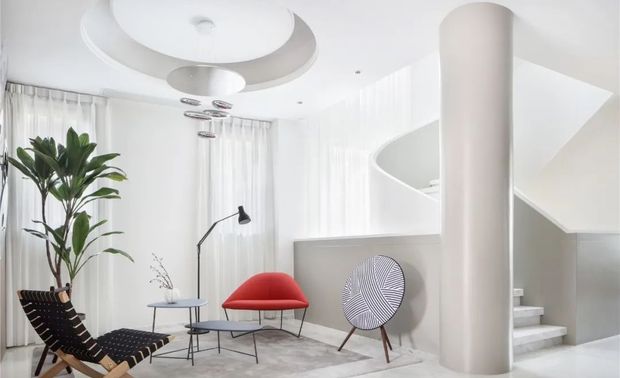 Q:
健康已经成了我们最重视的话题是不是也是你选择推荐品牌家具的重要原因？

A：
对于品牌家具的选择，健康其实只是最基本的要求。健康，位于马斯洛需要层次理论的第一、二层，即“生理”、“安全”需求，除此之外，我们还需考虑更多层面的因素，比如对马斯洛需要层次理论的第三、四、五层，即“社交”、“尊重”、“自我实现”的考量，对此，我们会在公共空间中挑选更加适合社交属性的家具，舒适、自然，给人营造放松感；对于业主渴望获得他人尊重的社会地位需求，我们会根据其自身性格气质，挑选可供收藏的独家艺术品，通过限量或者其他价值彰显业主的社会身份与地位；对于“自我实现”金字塔顶端需求的业主来讲，我们会努力呈现其精神诉求在空间中的定位与区格。