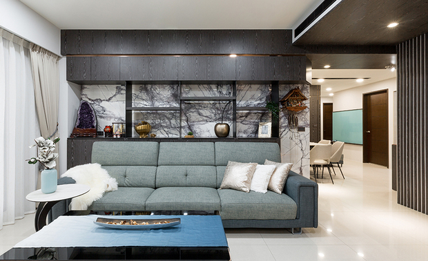 
客厅
Living room

客厅皎白的陶板电视牆，内部具备收纳功能，兼备美观及实用，与后方白底木作格栅交叠，并运用间接照明透出的光晕，勾勒牆面轮廓；在一片沉静的黑白色调中，中央的湖水绿沙发带来活泼生机，后侧廊道的涂鸦板，则让家中孩童尽情挥洒童年。

The polished white ceramic TV wall with a storage feature is beautiful and practical, which overlaps with the wooden grating and transmits a delightful ambiance via indirect lighting. In addition, the lake-green sofa brings a vibrant touch to an otherwise serene black-white tone space.
