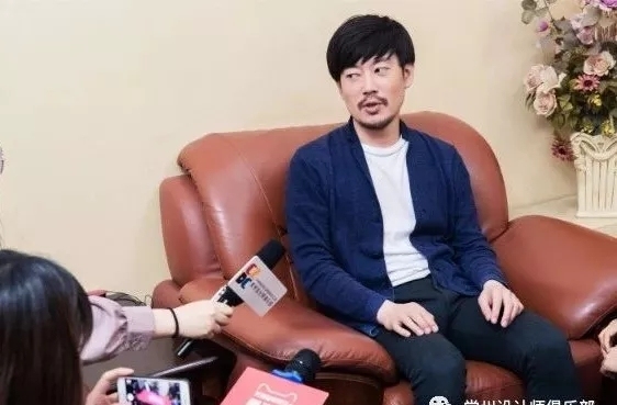 常州设计师俱乐部：

现代年轻人生活节奏快、压力大，您能为他们推荐一些比较实用又舒适的家装风格或颜色搭配吗？

佐佐木章行：

以前中国常规家庭大部分都会使用大理石这种冷冰冰的材料装饰家里，但是现在小户型越来越多，可以选择更多柔软、有质感的材料装饰。并且家里也不必使用过多色彩，给自己造成压力感，选择更自然舒适的色调，让自己的身心更加愉悦。



常州设计师俱乐部：

根据您的观察，中国和日本两国的设计有什么不同点和共同点呢？

佐佐木章行：

不同点的话，日本设计师习惯接到一个设计项目后，会先从平面图去思考空间的构成，包括使用者的日常生活动向和日常使用规范。但是中国设计师更倾向于先给到一个空间的整体风格，做一个动态的3D图给客户看，再可能去想平面设计的一些细节，这是其中一个不同的地方。相同点的话，中国和日本是相邻的两个国家，同属于亚洲文化，不管是在思维上还是文化、饮食上都有相似点，那么大家共同追求的一种生活方式、生活理念是共通的。所以在一些设计上，我们反而会看到中国很喜欢日本的一些生活理念、生活方式，所以我觉得我们在文化上是相通的。