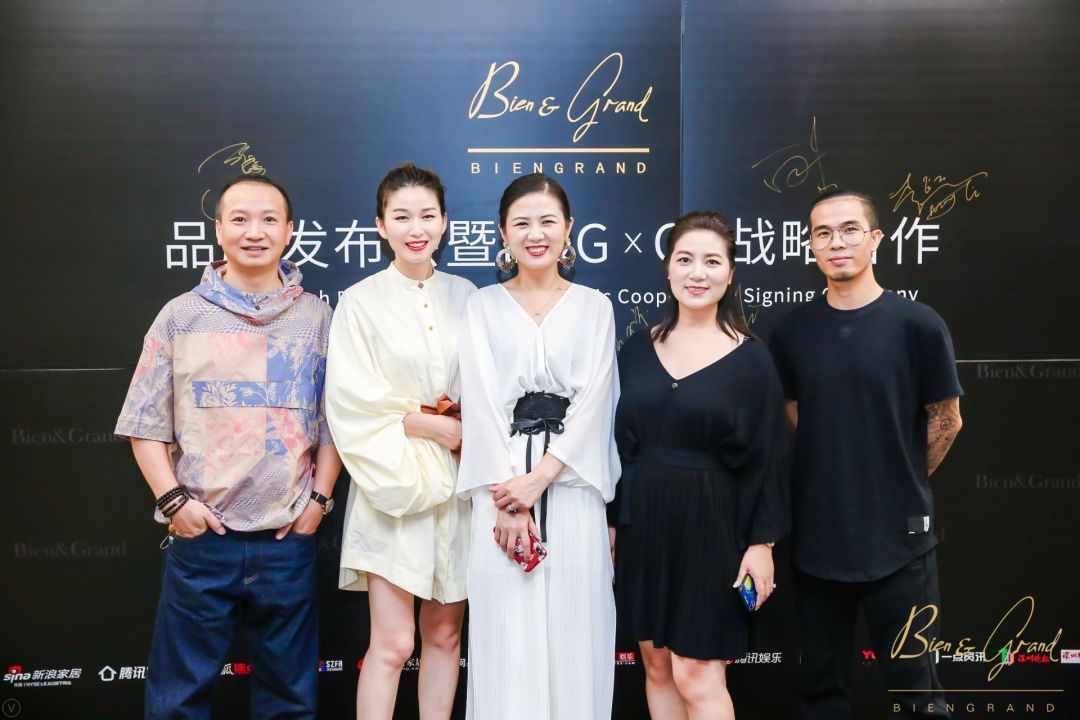 与此同时，这也是一场时尚的感官盛宴，众多当代艺术家、知名设计师、时尚达人及跨界行业内外的精英齐聚一堂，分享这件关于优雅生活态度的盛事。 