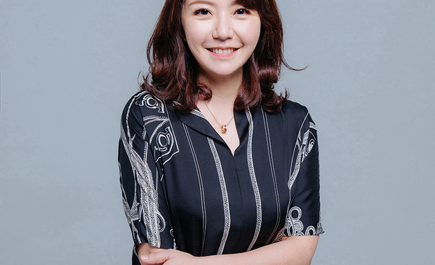 
泽序空间设计
张于廷 设计总监

现任／泽序空间设计 设计总监
学历／亚洲大学 数位媒体设计学系博士班

设计理念
古典与现代，简约与奢华，如水之不器于物，
即若相同的空间，不同的居住者亦应有专属于自我的形貌与风韵，
以专业能力与敏锐的观察力，在人本的生活环境中，
融合艺术与生活美学，将视觉语彙延伸至空间领域，
平衡设计中的理性与感性，打造人文与优雅的生活质韵，
用美学张力诠释空间价值，让您从生活中体验设计的感动。

获奖纪录
2022 义大利 A’Design Award 铜奖
2021 美国 International Design Award Honorable Mention
2021 英国 Outstanding Property Award London Winner、 Honorable Mention
2021 美国 MUSE Design Award 铂金奖、金奖
2021 法国 Novum Design Award 金奖、银奖
2020 义大利 A’Design Award 铜奖
2019 义大利 A’Design Award 铜奖
2019 美国 MUSE Design Award 金奖
2019 德国 German Design Award Interior architecture Winner Award
2018 伦敦 设计大奖 Shortlist Award
2018 香港 设计大奖 Shortlist Award
2018 柏林 设计大奖 双银奖
2018 义大利 A’Design Award 铜奖
2018 韩国 Asia Design Prize Finalist Award
2018 北京 C+ Awards 百位名师
2017-2018 APDC Award 亚太室内设计精英 佳作
2017 美国 IDA国际设计奖

张于廷 设计总监
泽序空间设计
电话：+886-4-22548948
地址：台中市西屯区市政北二路282号15楼之9
信箱：jazz@jazzsd.com.tw
网址：http://www.jazzsd.com.tw

OPEN Design动能开启传媒：http://www.openworld.tv/talk/