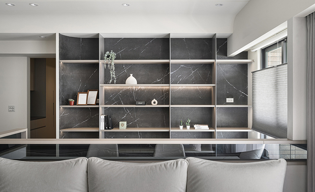 客厅、书房
Living Room & Study

回应业主的喜好，客厅电视柜选用雾蓝色，电视牆则以灰色呈现跳色效果，丰盈视觉层次，对侧书房除了供业主平时办公之用，未来也可作为陪伴孩子学习阅读的场域，而无隔间的规划更能拉近人们距离、凝聚彼此情感。

Considering the homeowner's preferences, we meticulously chose a misty blue hue for the living room TV cabinet, creating a vibrant interplay with the gray-toned TV wall. The adjacent study, designed without partitions, can serve as a home office for the homeowners and a children's learning and reading area for the future. This open layout ideally fosters a favorable environment for daily work and brings people closer together in a seamless and inviting ambiance.