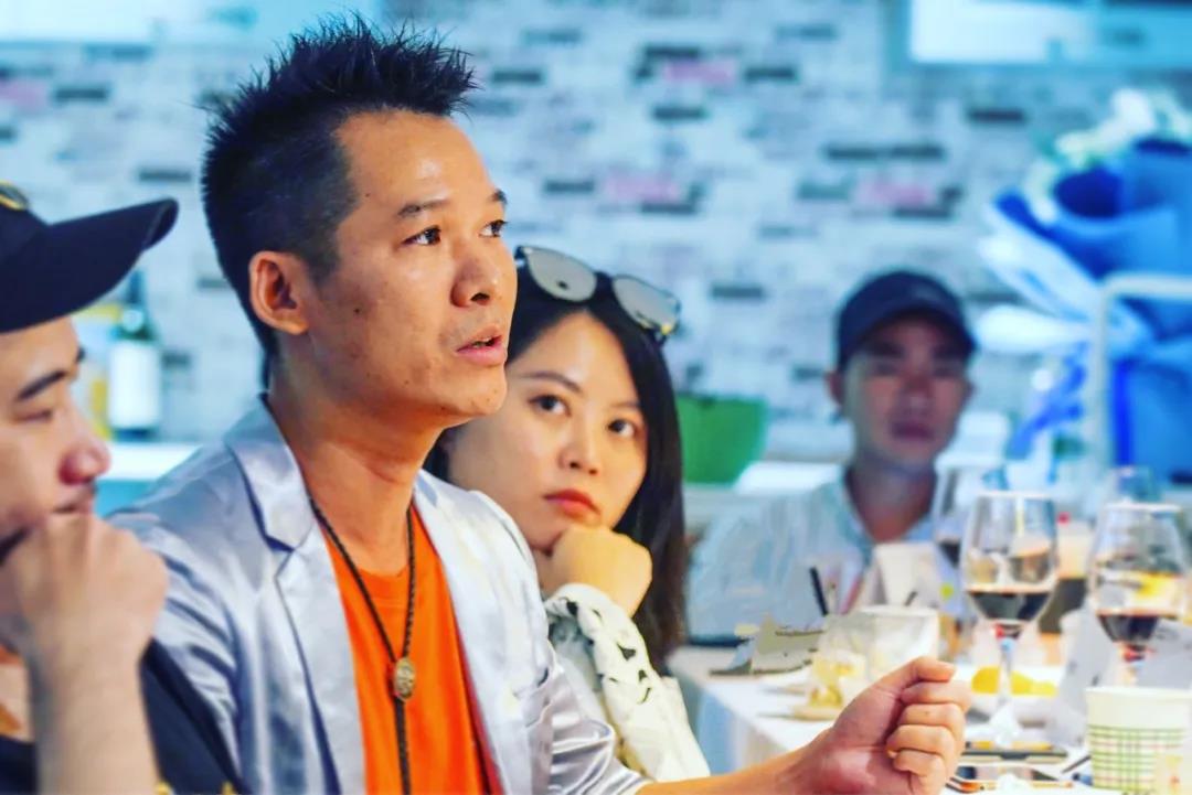 Q : 如何理解城市、文化与设计精神的关系?
A :传统的文化不仅包含着人性的智慧、生活的艺术,其文化独特性之上更具备着穿越城市文化差异的精神。同时,城市的传统文化是动态的,而我们在当代的设计精神上,更应该引入那些符合当代需求的文化,成为新的传统。
这可能是一个新与旧关系的问题,我们应该在历史文化与当代模式之间进行平衡思考。不管是现在,还是未来,我们应该持续探索及增长独有的设计思考,发掘每个空间独特的精神与关系。我想,我们作为探索者,还是需要分析现在被需要的设计是什么,然后鼓起想象力,创造出未来能存在的新的东西就好了。
—
「 艺术 - 设计 - 商业 」