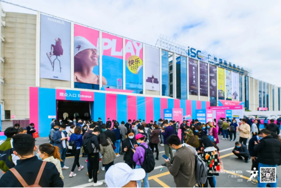 听说，快乐的人都是相似的？
但是，快乐的展却各不相同！
以“快乐PLAY”为主题的
第15届广州设计周于昨日盛大启幕！
广州保利世贸博览馆+广州国际采购中心
两馆联动，15万m²众多精彩纷呈！
当打之年，follow me！
一起拥抱快乐，一起PLAY！