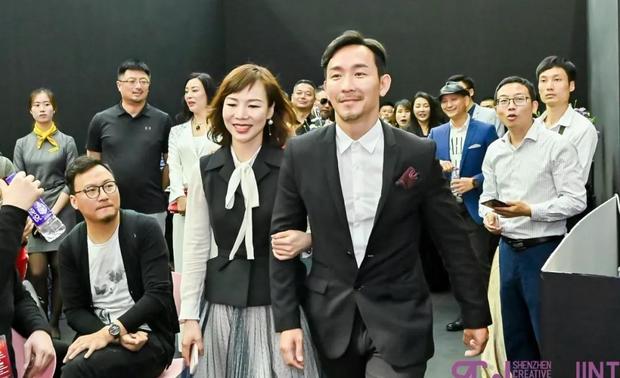 入场嘉宾：深圳市林语生活家居配饰有限公司总经理林敏红女士与港澳知名空间设计师、CM DESIGN 创始人兼设计总监、壹同集团创始人、REDFURNITURE创始人谢秉峻先生共同入场。
