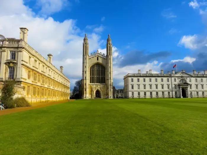 在英国剑桥大学召开的『首届中英人居环境峰会论坛（The 1st China-UK Human Settlement Environment Forum）』启动仪式，英国剑桥大学举行了隆重的授奖礼上，第一个荣誉奖授予了来自中国的HHD国际设计机构·洪忠轩先生(Hong ZhongXuan)。