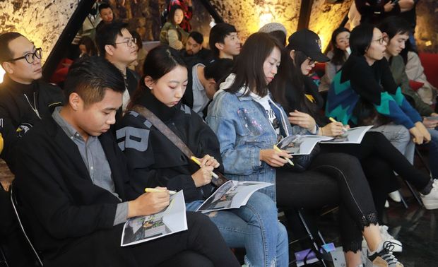（图）现场观众们在空间图纸上用麦克笔画上自己认为最合适的灯光设计。