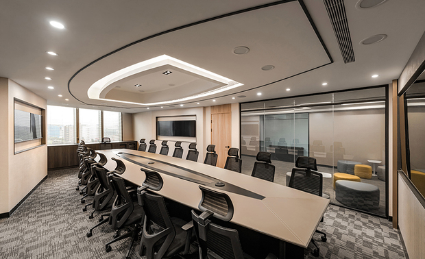 
会议室
Conference Room

大会议室置入船型的会议桌，并于天花板做呼应造型，表现企业如船出港、乘风破浪航向国外的气势，周围壁面则搭载三台萤幕，可同时和多国主管进行线上会议。

The majestic meeting room features a boat-shaped table, complemented by a ceiling design that gracefully echoes its form, symbolizing the company's forward journey and unwavering commitment to navigating international markets with vigor and determination. Encircling walls are outfitted with three screens, facilitating seamless and simultaneous online meetings with managers from diverse countries.
