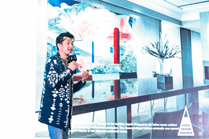 在作品案例中，能看见 廖总监 携手业主，共同开启人与空间的对话，优雅呈现大宅地独特气韵，并完美诠释家的意义。在设计的过程中，他更多的关注人在空间中的行为活动，不断探寻创造健康空间的途径，而不是把着力点放在装饰与造型上。设计不该是表面传达，更大价值是藏匿于深层、蕴含于整体，创造愉悦和谐的空间环境，则是设计的出发点与目标，而可持续发展是设计的基本点。