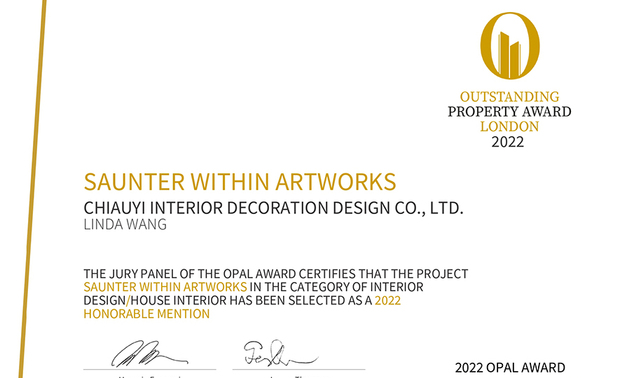 本文由OPEN编辑部撰写

OUTSTANDING PROPERTY AWARD LONDON,OPAL（英国伦敦杰出地产大奖）由全球知名企业集团Farmani Group组织，并以招揽全球最佳建筑师、室内设计师与房地产开发商为目标，在创造异业菁英联合平台的同时，找寻各地最富创造力、革新感、社会影响力与永续性的设计方案。参与者有机会替自己最新颖的企划，博得国际能见度，并且和产业的先驱及专业人士进行交流。

乔艺设计 王沁凌 设计总监 于作品《怀光深蕴》中，重新梳理毛胚屋格局，结合浅色木质调与个性十足的黑色铁件、皮革，打造简练而不失温度的舒适家宅，另一件作品《艺・漫游》以简约风格为设计核心，规划开放式的公领域，便于屋主接待亲友，并于私领域融汇孩童喜好的色彩及元素，成就契合居者理想的专属境地；两件杰出作品皆夺得2022 OPAL伦敦杰出地产大奖「Honorable Mention」奖项，增添品牌荣光！
